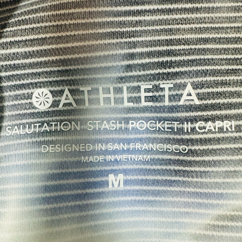 Athleta Salutation Stash Pocket II Textured Capri Leggings Size Medium - Picture 8 of 9